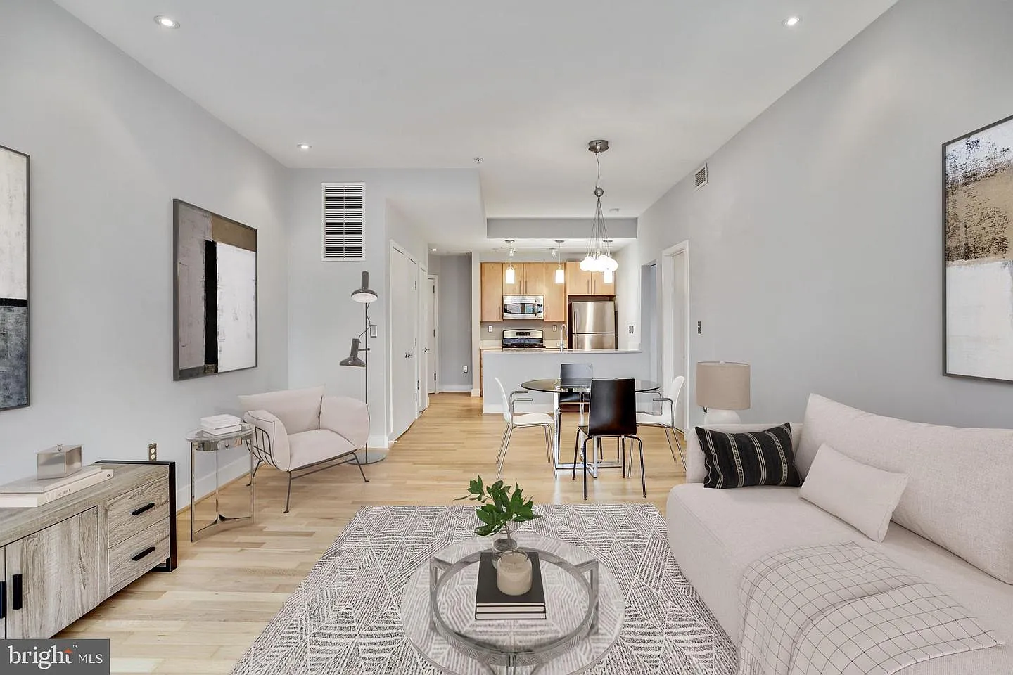 2 bed, 892 sqft, $3,300 — Photo 4