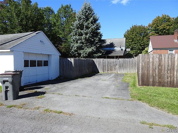 3rd image of 1402 Franklyn St