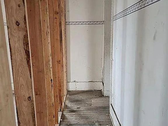 5th image of 939 S Wyandotte Ave