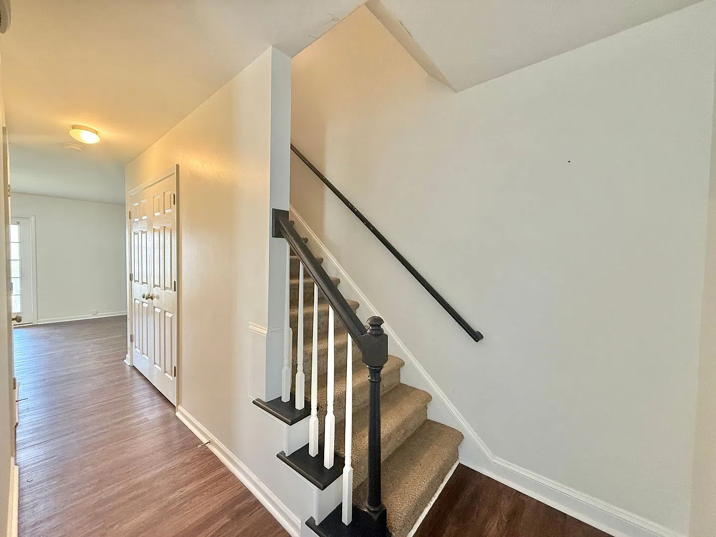 Charming 3BD, 2.5BA Clayton Townhome Only 15 Minutes from White Oak Crossing — Photo 2