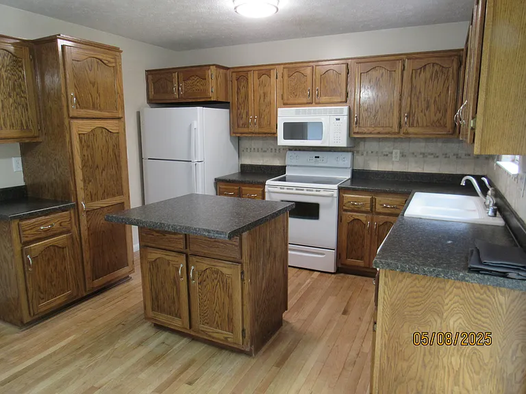 608 Columbia Dr — Photo 3