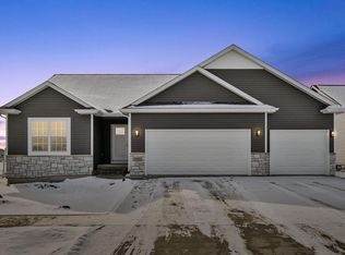 2820 Autumn Woods Dr, Cedar Falls, IA 50613