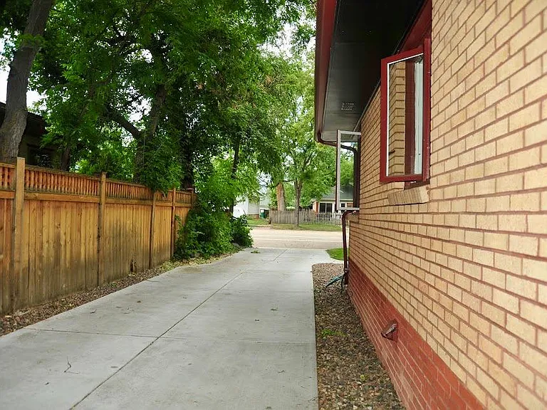 424 S Loomis Ave — Photo 3