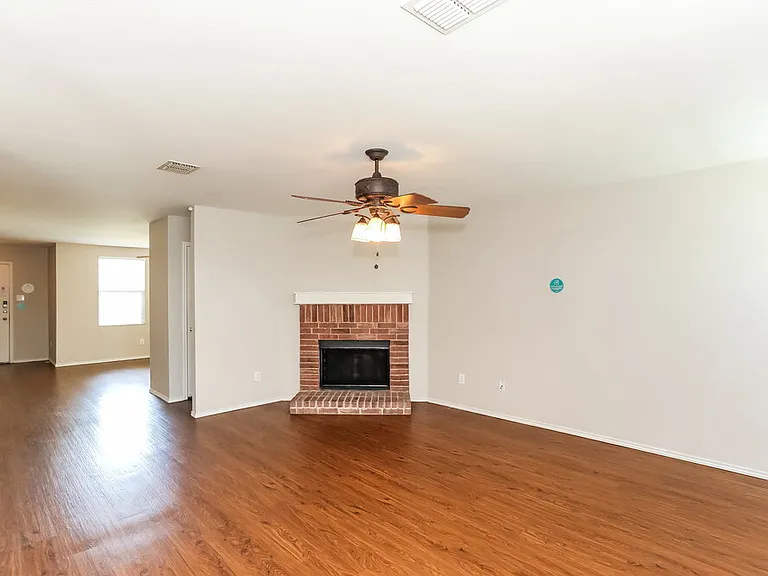 1421 Krista Dr — Photo 5