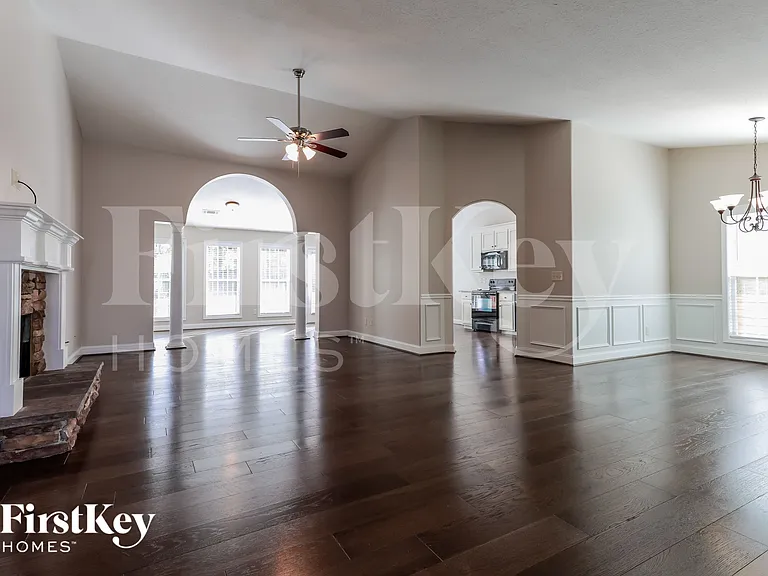 114 Colonial Ct — Photo 3
