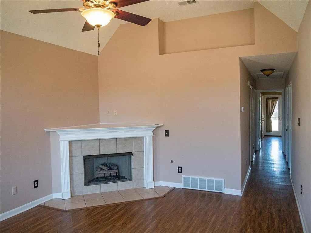3 bed, 1200 sqft, $1,395 — Photo 2