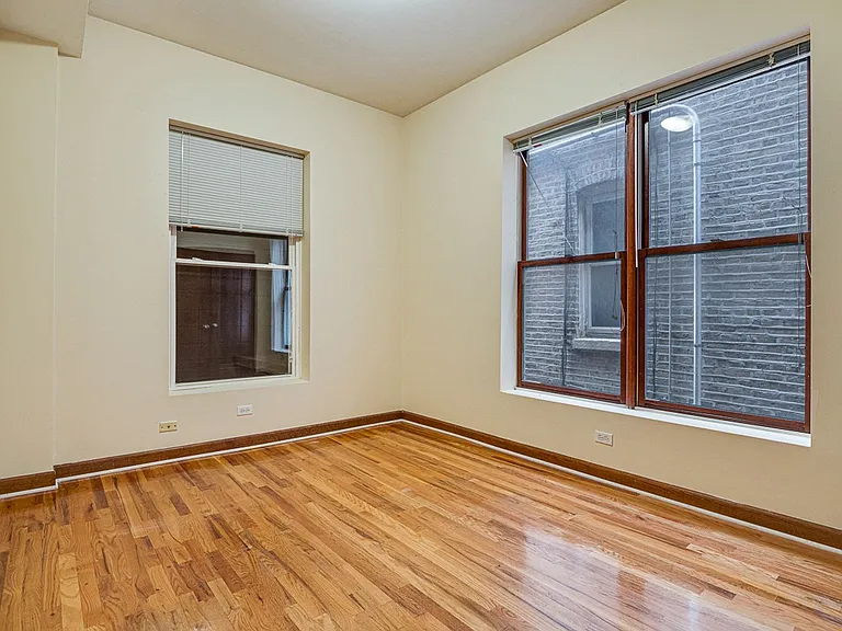 2622 N Wilton Ave — Photo 8