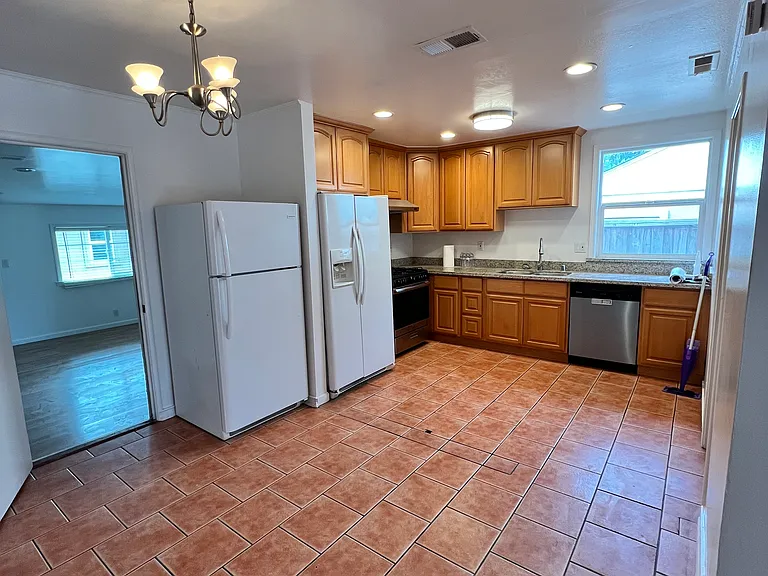 2217 Lincoln St — Photo 2
