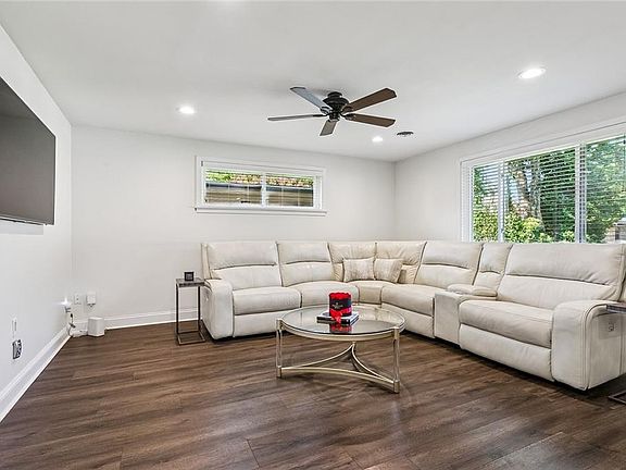 4th image of 724 Beverly Garden Dr