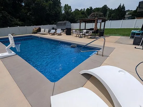 770 Old Castle Dr, Randleman, NC 27317