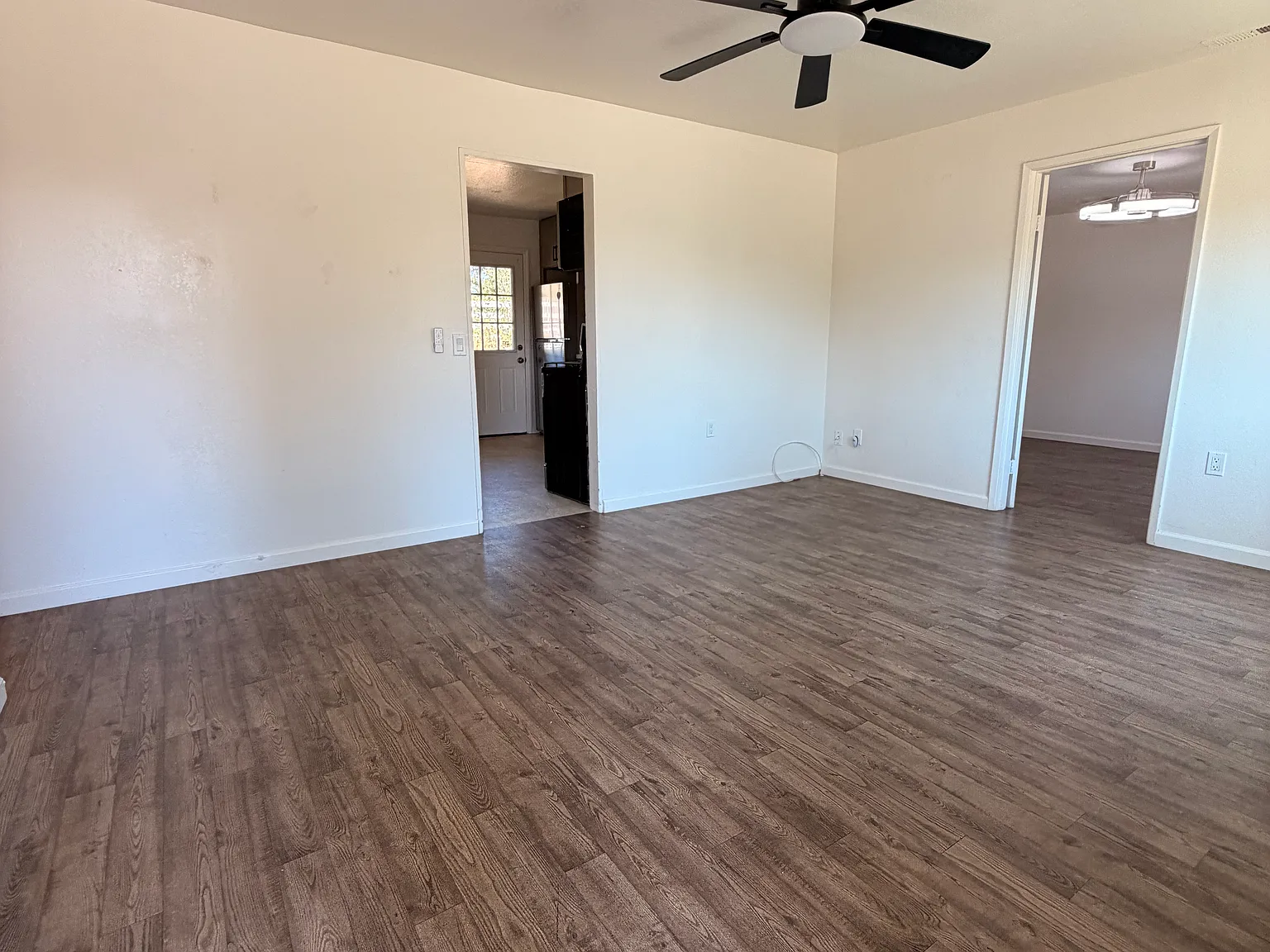 3 bed, 1000 sqft, $3,200 — Photo 2