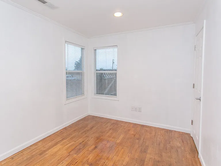 724 S Margaret St — Photo 7