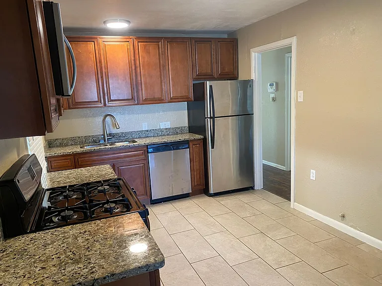 2405 Glengariff Dr — Photo 9