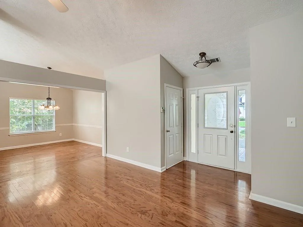 3 bed, 1801 sqft, $2,450 — Photo 3