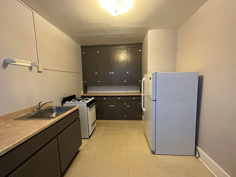 324 W 8th St — Photo 7