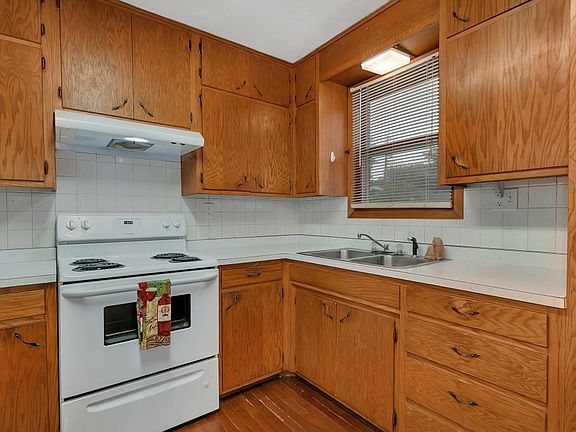 3rd image of 424 32nd Ave N