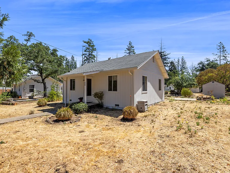 Mariposa Dr — Photo 1