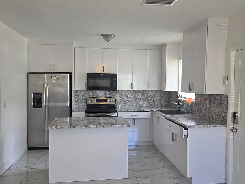 2800 NW 4th St #2