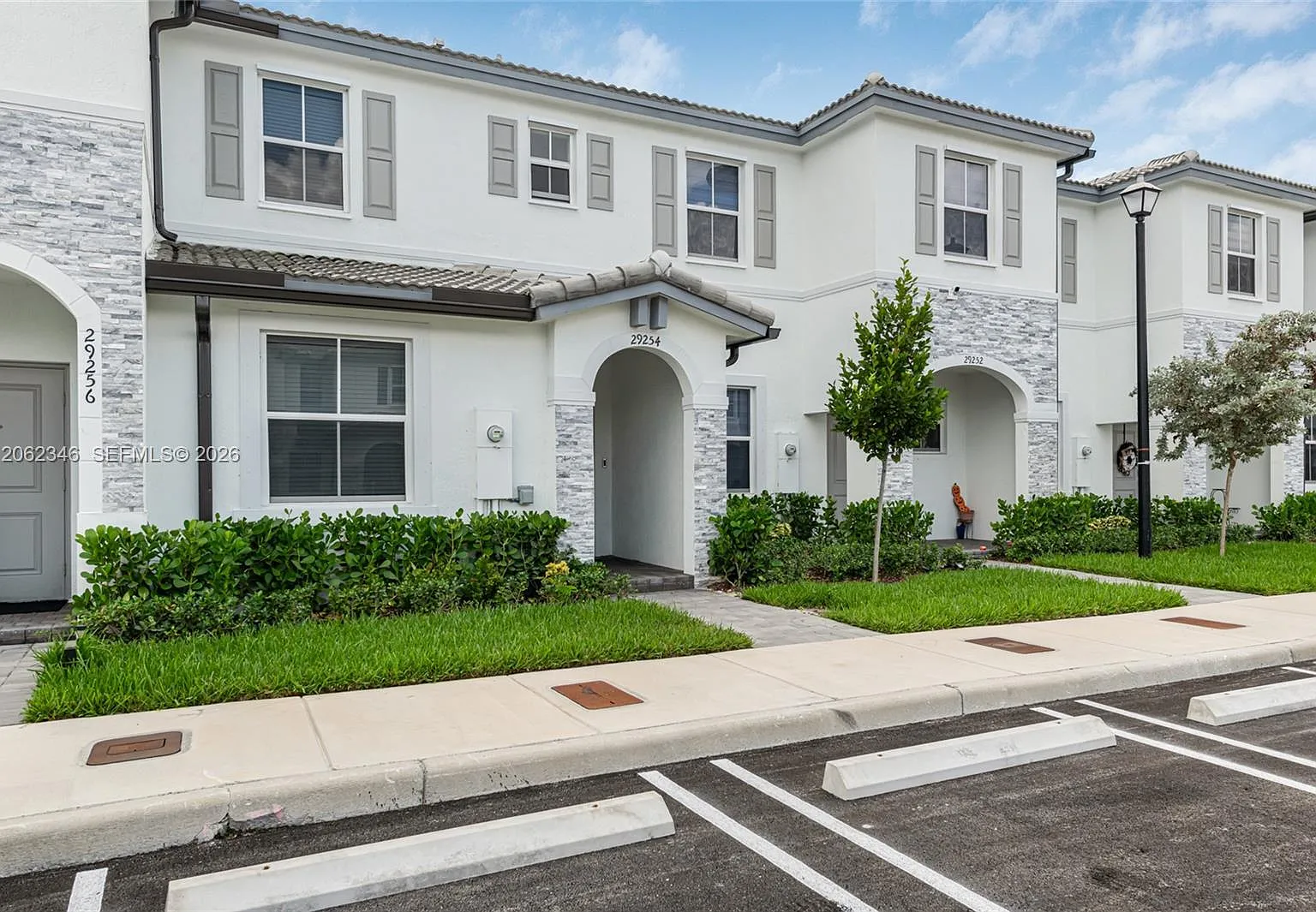 3 bed, 3.0 bath, 1328 sqft, $2,950 — Photo 2