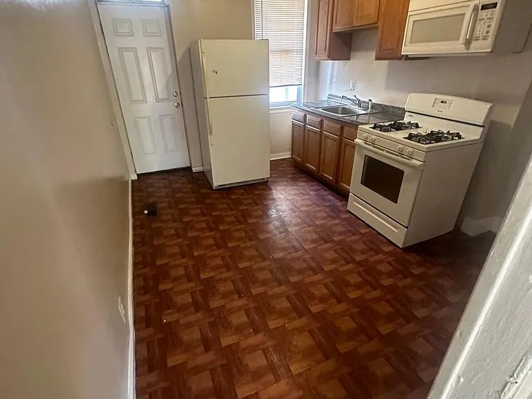 1240 Sargeant St — Photo 2