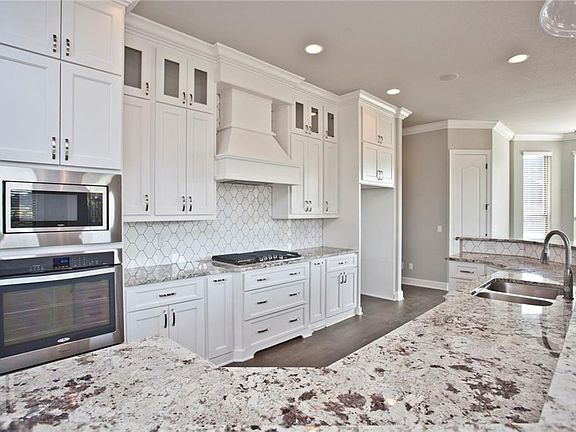 3rd image of 701 Gleneagle Ln