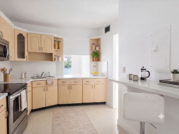 4th image of 1670 NE 191st St APT 208