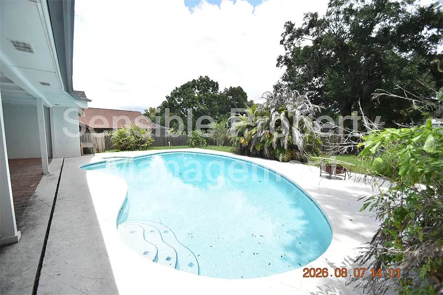 3 bed, 1858 sqft, $2,450 — Photo 3