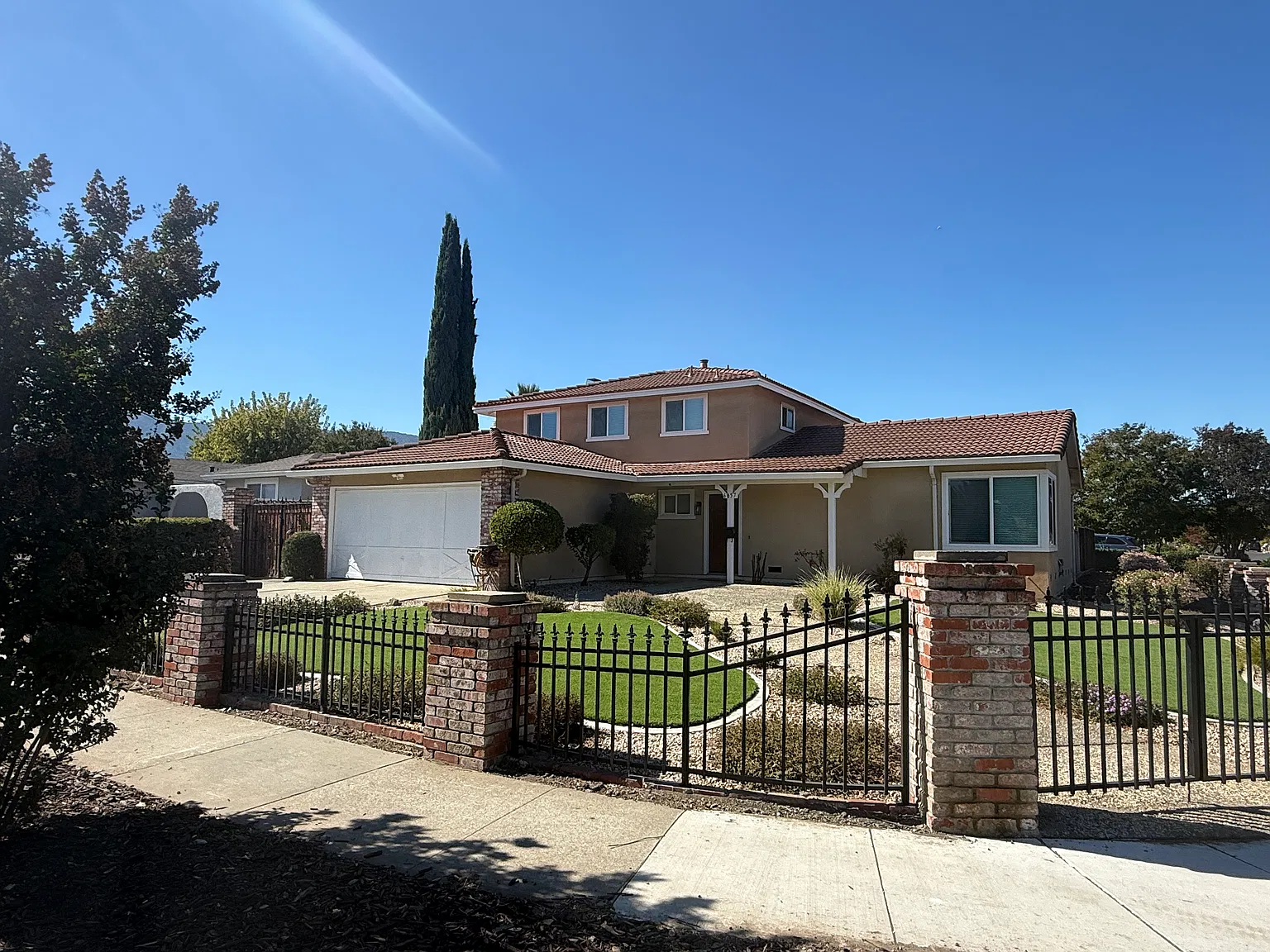 3 bed, 2.5 bath, 1950 sqft, $5,500 — Photo 2