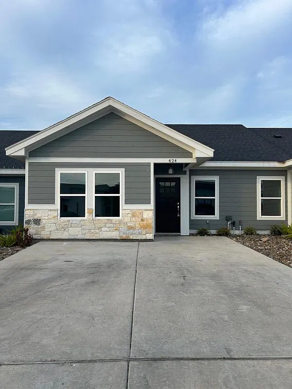 3 bed, 2.0 bath, 1224 sqft, $1,300 — Photo 1