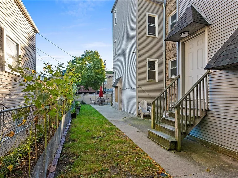 2520 W Belle Plaine Ave #1 — Photo 10