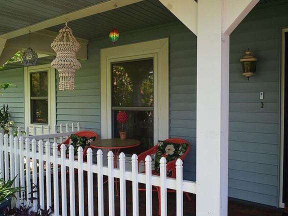 Nice front sitting area - grab your coffee -