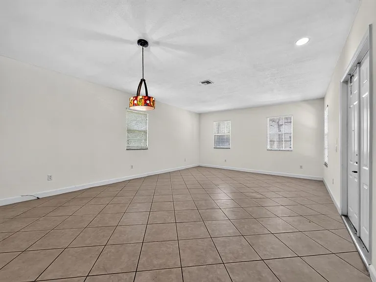 625 SW 146th Ter — Photo 6