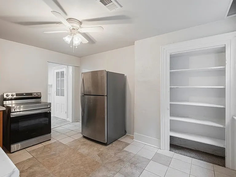2129 Sarah St — Photo 11