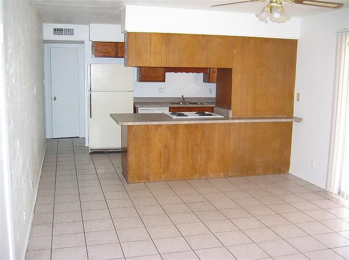 2nd image of 826 W 19th St #8/1