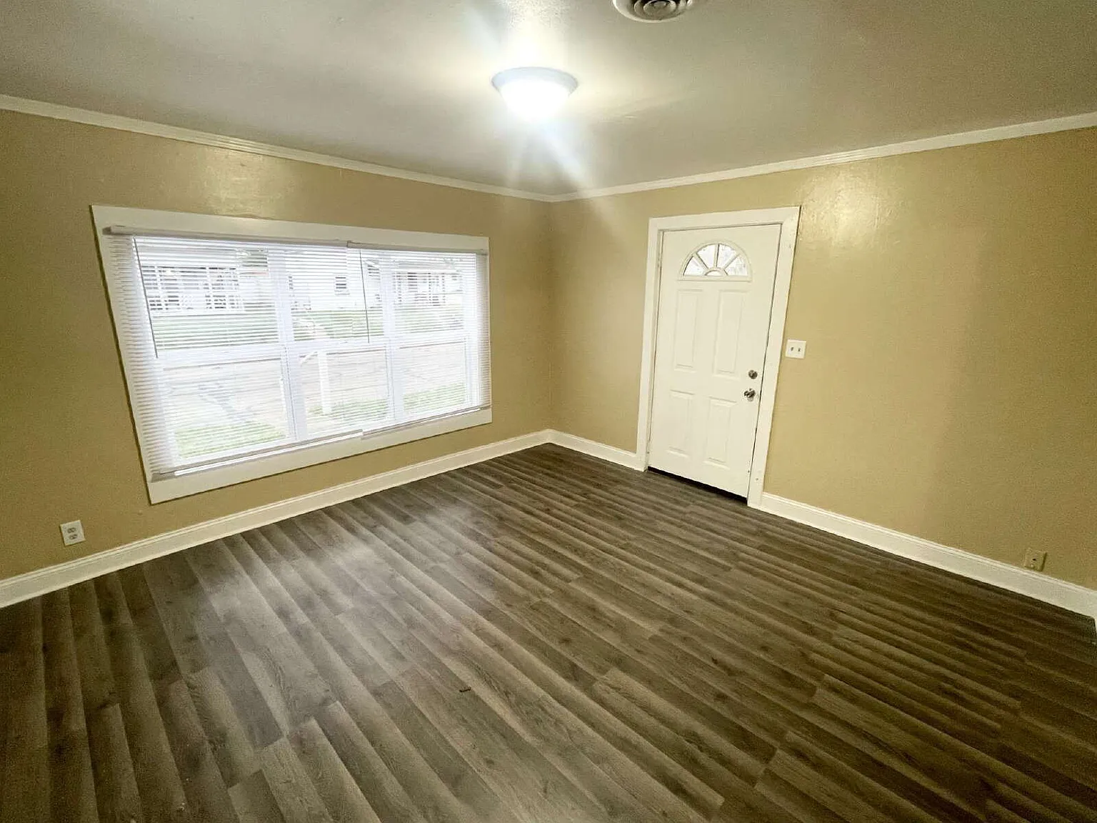 2 bed, 1.0 bath, $750 — Photo 2