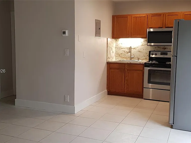 818 SW 4th St #3 — Photo 4