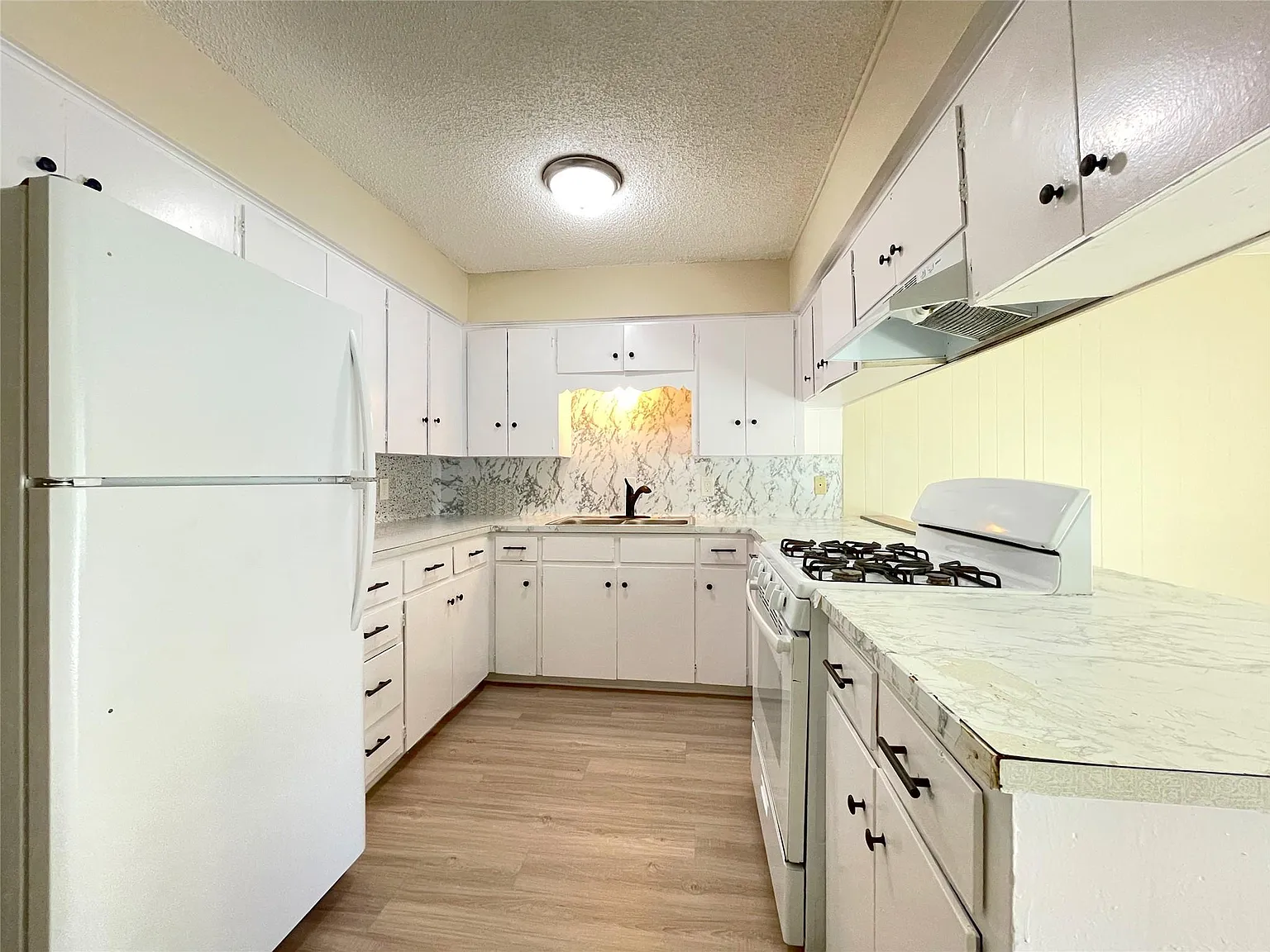 2 bed, 1.0 bath, 3570 sqft, $995 — Photo 4
