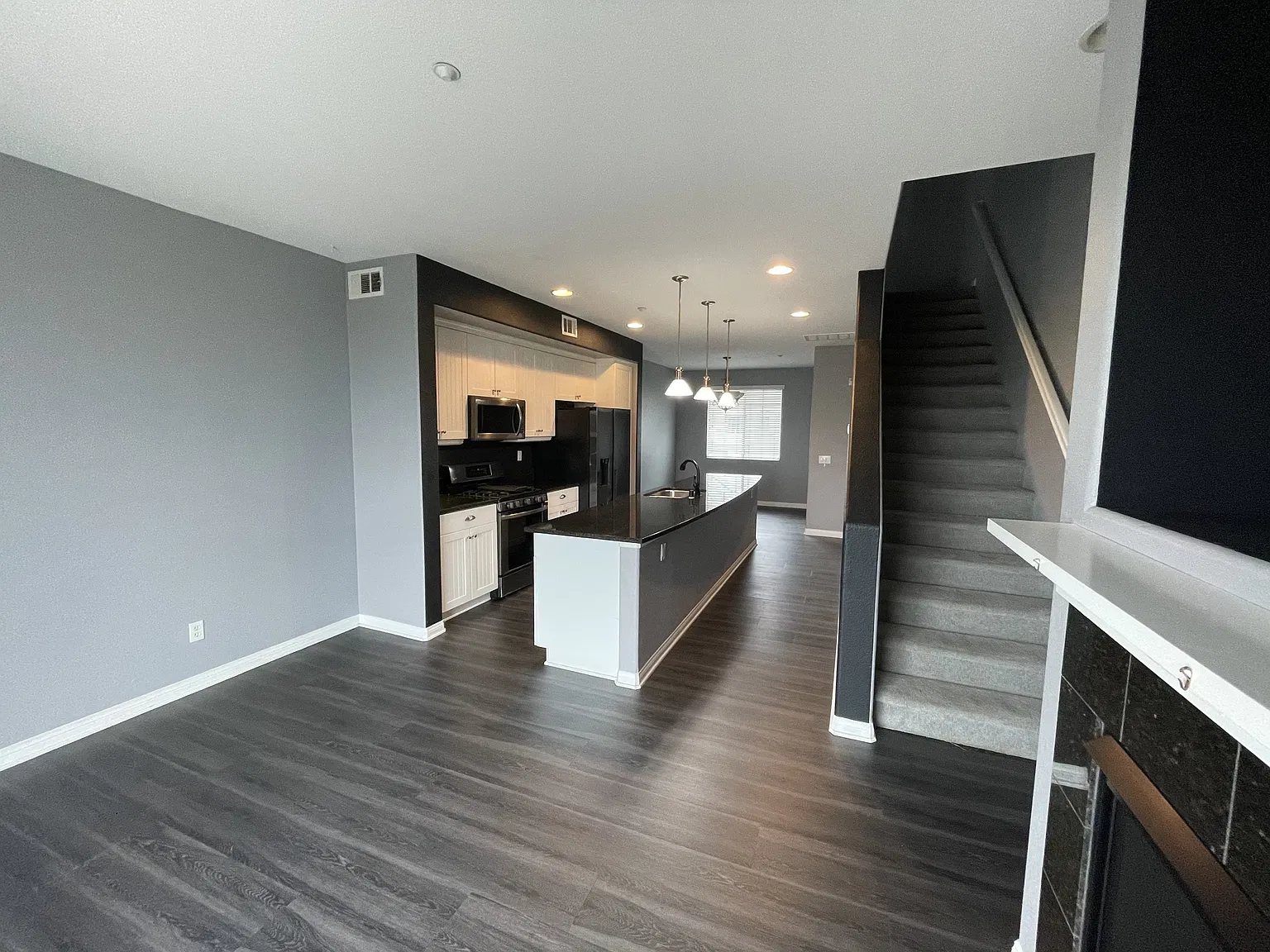 3 bed, 3.5 bath, 1427 sqft, $4,000 — Photo 2