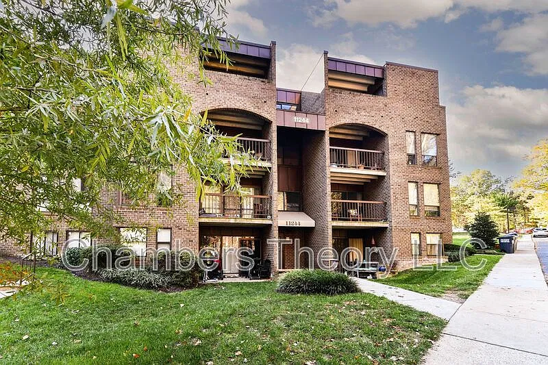 2 bed, 1.5 bath, 1070 sqft, $2,400 — Photo 2