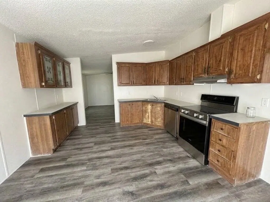 3 bed, 2.0 bath, 1144 sqft, $1,300 — Photo 2