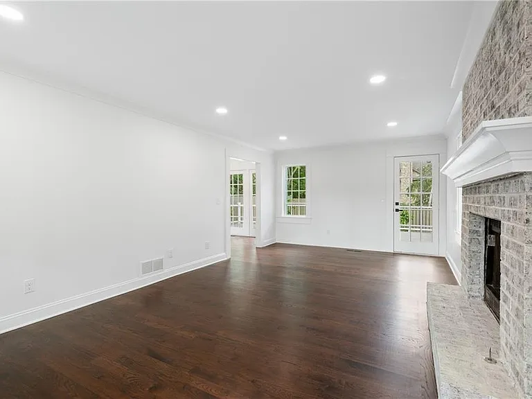 1296 Hilton Dr — Photo 15