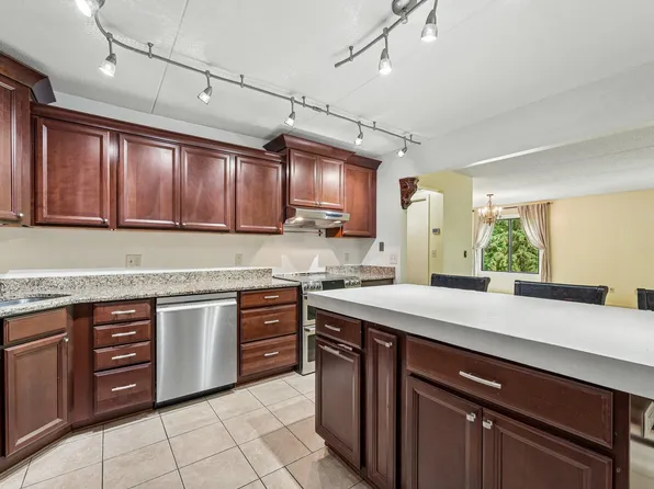 2445 Londin Ln E APT 202, Maplewood, MN 55119