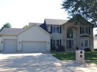 201 Golfview Dr, Eldridge, IA 52748