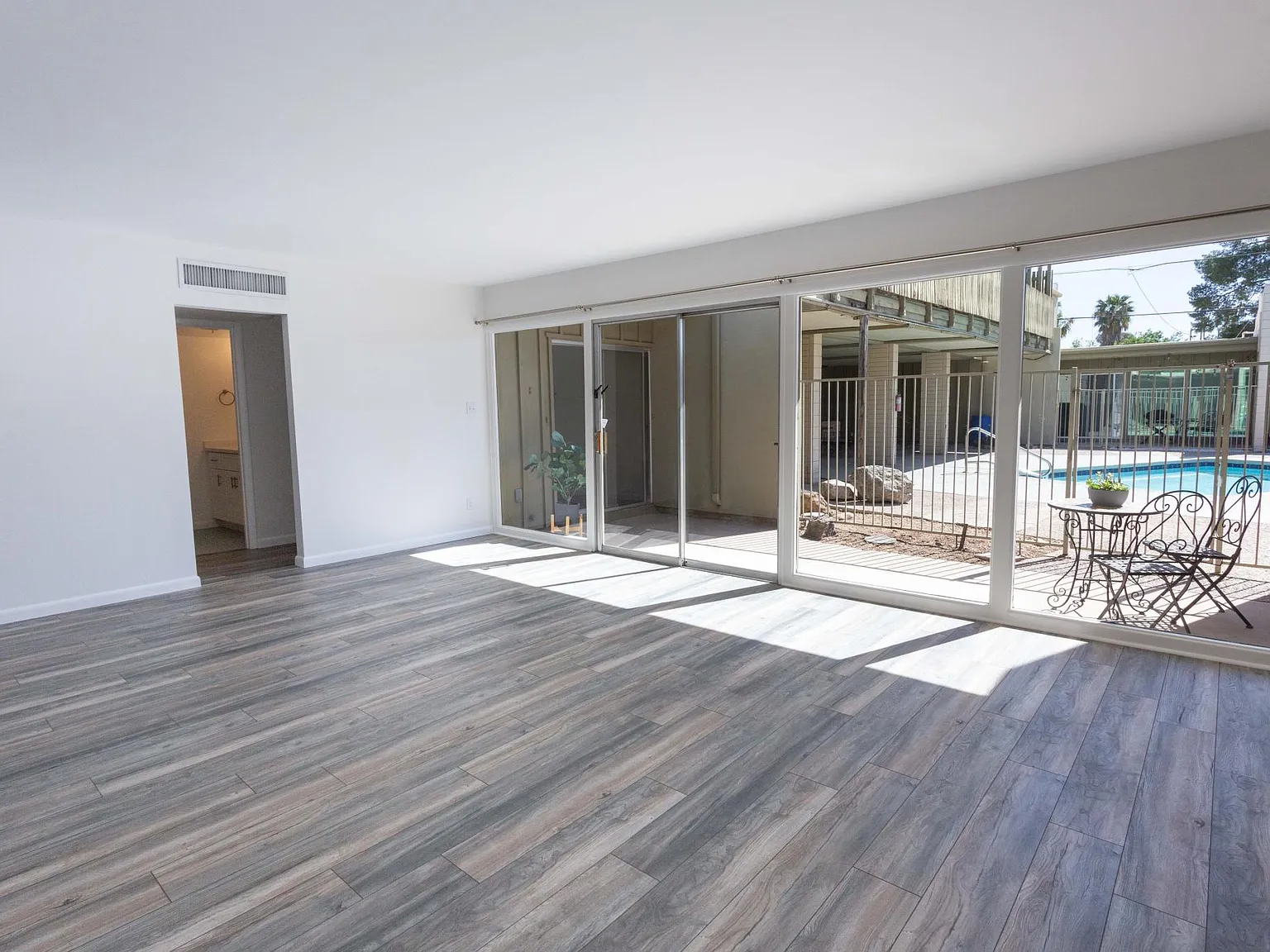 1043 E Maryland Ave — Photo 3
