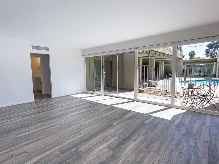 1043 E Maryland Ave #5 — Photo 3
