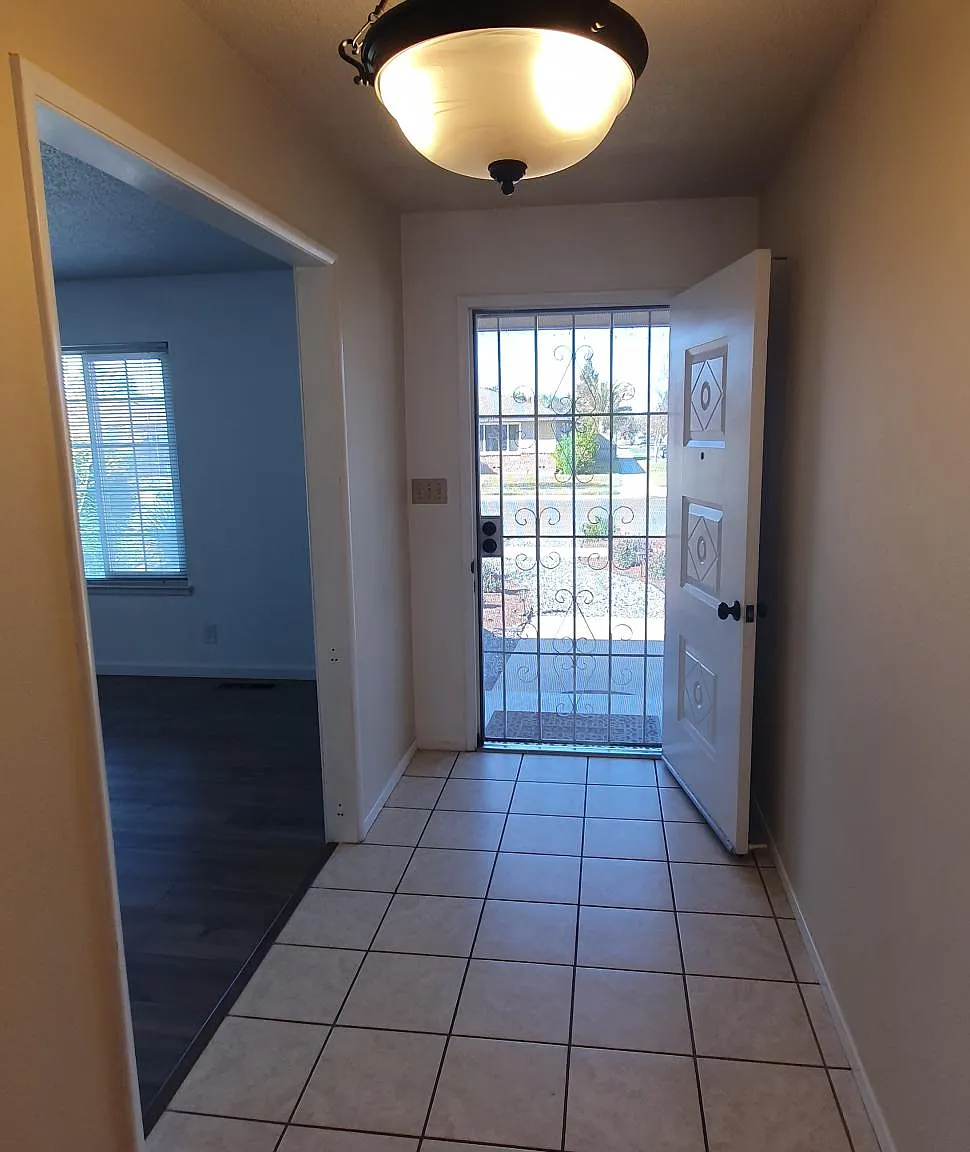 749 E Menlo Ave — Photo 4