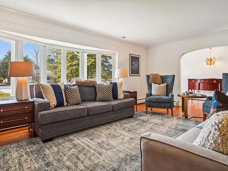 532 Trippe Ave — Photo 4