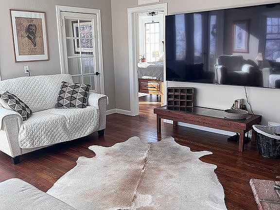 4th image of 581 Willow Creek Rd