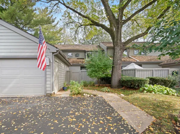 429 Valley View Rd, Lake Barrington, IL 60010