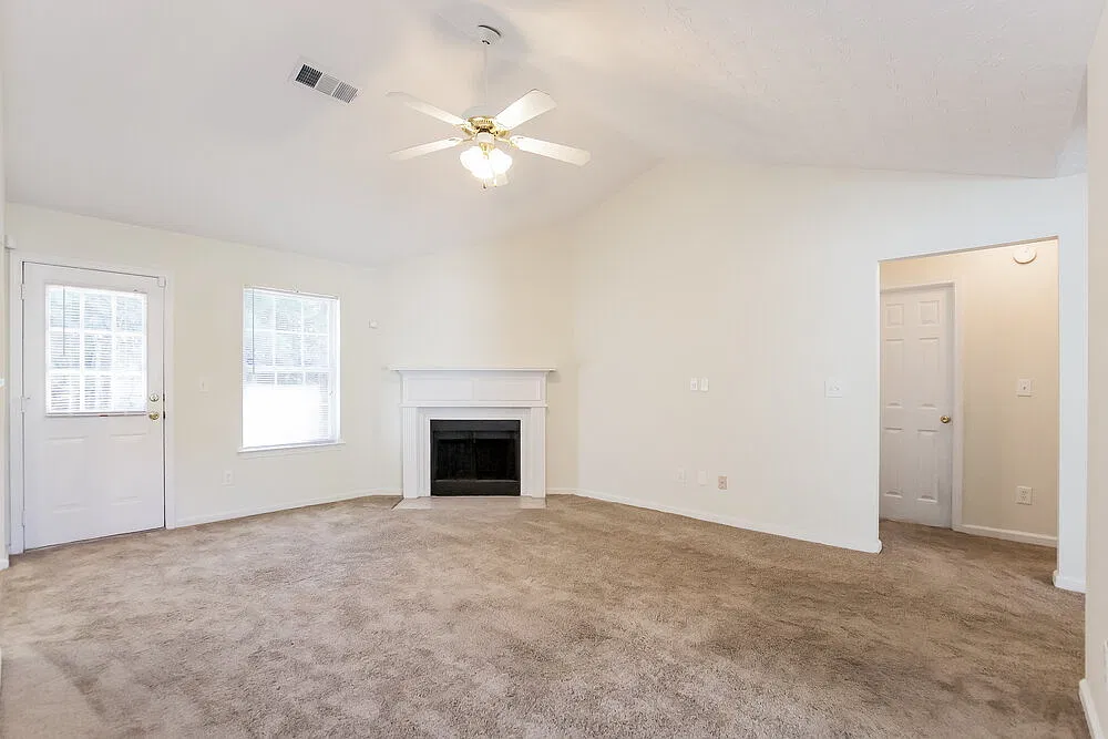 3 bed, 2.0 bath, 1322 sqft, $1,745 — Photo 4